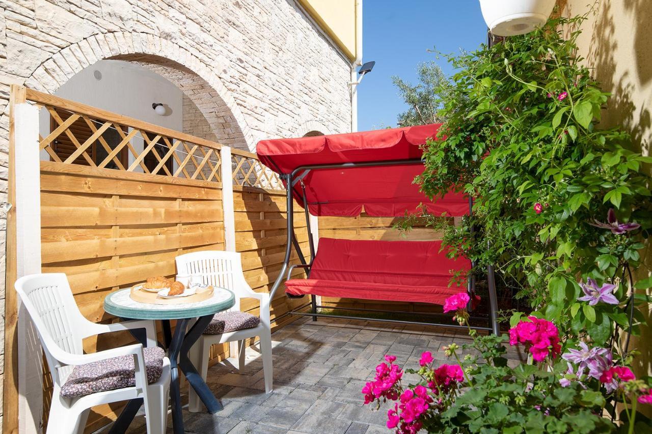 Modern Stone House With Flowers & Playground Medulin Exterior foto